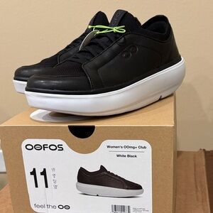 OOFOS Women’s OOmg+ Club. Size 11. NWT.